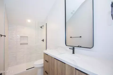 Bath - 4228 N 42nd St, Phoenix, AZ 85018 photo 8 of 8