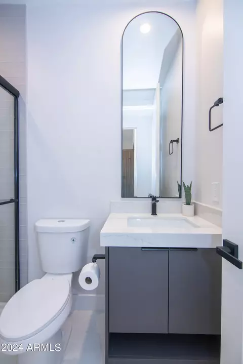 Bath - 4228 N 42nd St, Phoenix, AZ 85018 photo 7 of 8