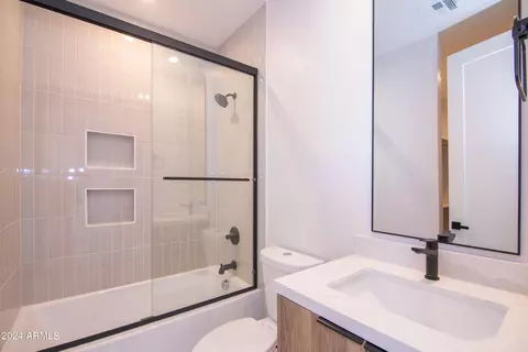 Bath - 4228 N 42nd St, Phoenix, AZ 85018 photo 5 of 8