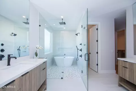 Bath - 4228 N 42nd St, Phoenix, AZ 85018 photo 1 of 8