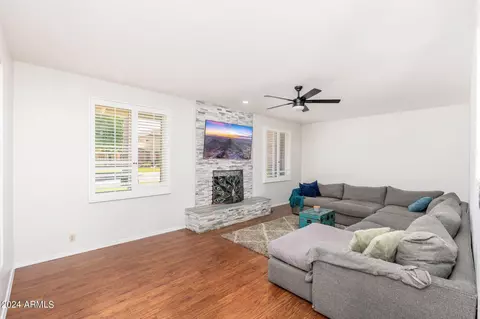 Living - 802 E Harmont Dr, Phoenix, AZ 85020 photo 2 of 5