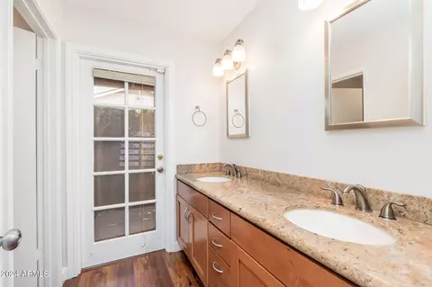 Bath - 802 E Harmont Dr, Phoenix, AZ 85020 photo 4 of 5