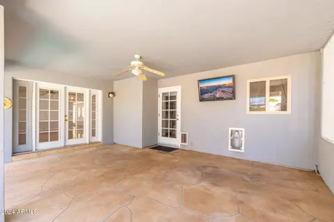 Dining - 802 E Harmont Dr, Phoenix, AZ 85020 photo 2 of 4