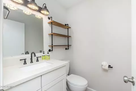 Bath - 802 E Harmont Dr, Phoenix, AZ 85020 photo 1 of 5