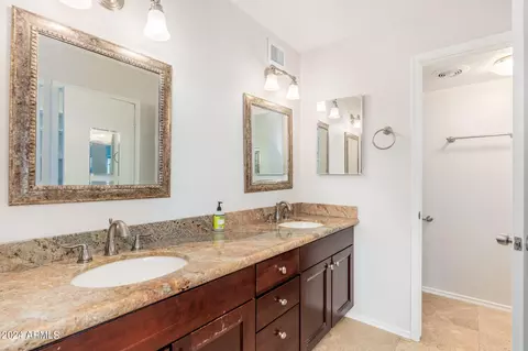 Bath - 802 E Harmont Dr, Phoenix, AZ 85020 photo 2 of 5