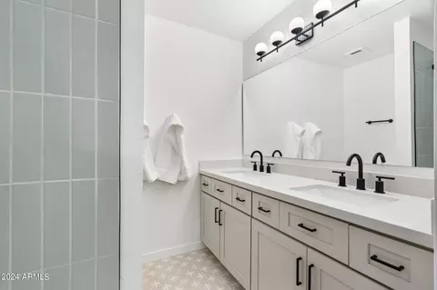 Bath - 2119 Ellis Dr, Tempe, AZ 85282 photo 6 of 8