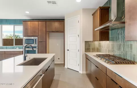 5935 E Abraham Ln, Phoenix, AZ 85054 photo 8