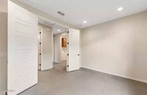 5935 E Abraham Ln, Phoenix, AZ 85054 photo 3