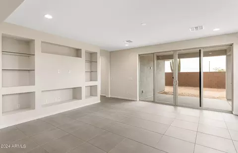 5935 E Abraham Ln, Phoenix, AZ 85054 photo 4