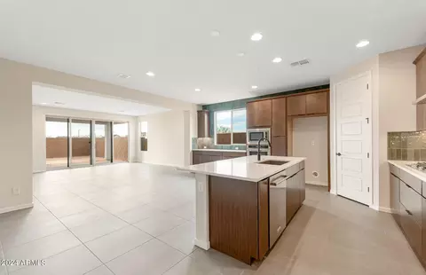 5935 E Abraham Ln, Phoenix, AZ 85054 photo 7