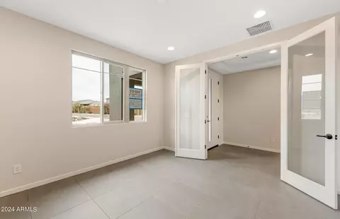 5935 E Abraham Ln, Phoenix, AZ 85054 photo 2