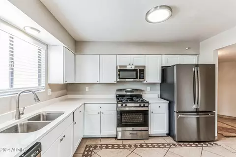 Kitchen - 6865 N De Chelly Loop, Tucson, AZ 85741 photo 1 of 2