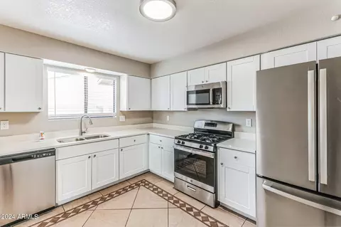 Kitchen - 6865 N De Chelly Loop, Tucson, AZ 85741 photo 2 of 2