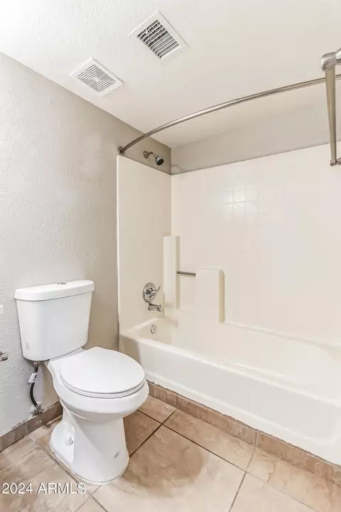 Bath - 6865 N De Chelly Loop, Tucson, AZ 85741 photo 3 of 7