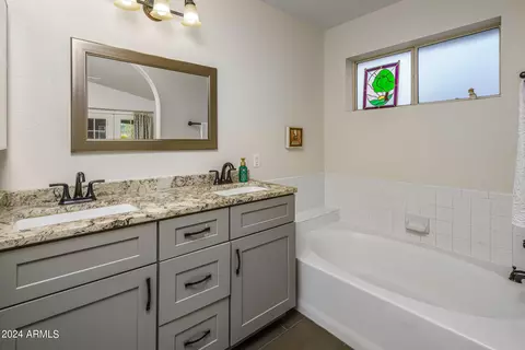 Bath - 2006 E Sharon Dr, Phoenix, AZ 85022 photo 1 of 3
