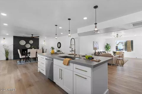 5300 S Hazelton Ln, Tempe, AZ 85283 photo 9