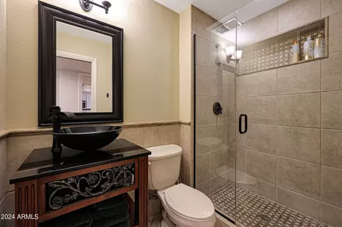 Bath - 7050 N 11th Ave, Phoenix, AZ 85021 photo 5 of 5