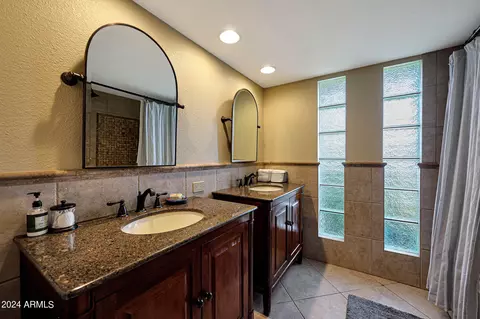 Bath - 7050 N 11th Ave, Phoenix, AZ 85021 photo 3 of 5
