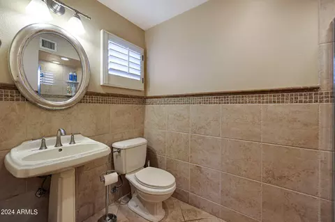 Bath - 7050 N 11th Ave, Phoenix, AZ 85021 photo 2 of 5