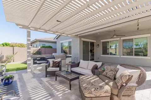 Exterior - 240 W Fellars Dr, Phoenix, AZ 85023 photo 10 of 12