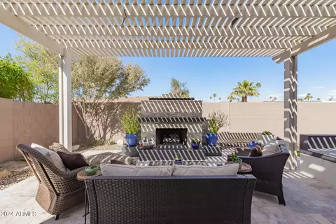 Exterior - 240 W Fellars Dr, Phoenix, AZ 85023 photo 2 of 12