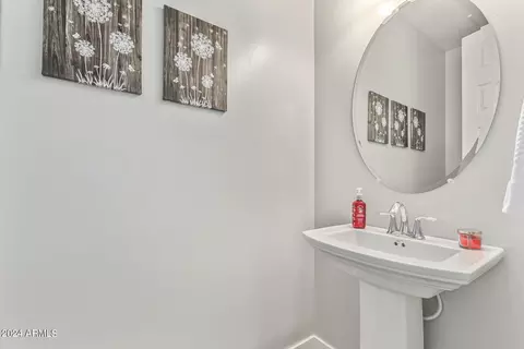 Bath - 240 W Fellars Dr, Phoenix, AZ 85023 photo 2 of 5