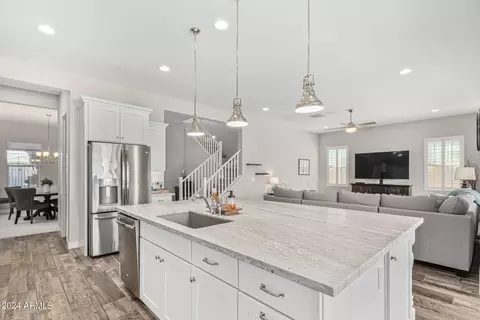 Kitchen - 240 W Fellars Dr, Phoenix, AZ 85023 photo 5 of 6