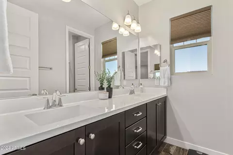 Bath - 240 W Fellars Dr, Phoenix, AZ 85023 photo 3 of 5