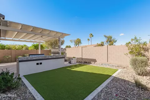 Exterior - 240 W Fellars Dr, Phoenix, AZ 85023 photo 11 of 12