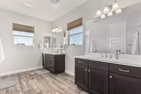 Bath - 240 W Fellars Dr, Phoenix, AZ 85023 photo 1 of 5