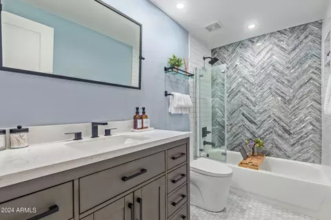 Bath - 4376 E Coolbrook Ave, Phoenix, AZ 85032 photo 5 of 5