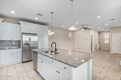 Kitchen - 3750 E Robert St, Gilbert, AZ 85295 photo 4 of 7