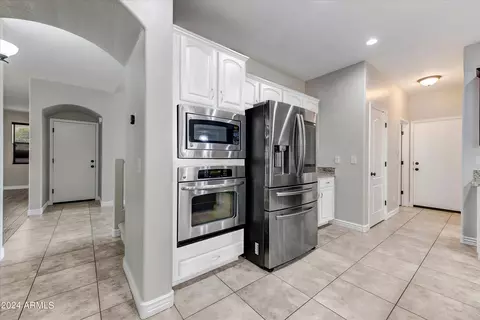 Kitchen - 4030 Expedition Way, Phoenix, AZ 85050 photo 3 of 4