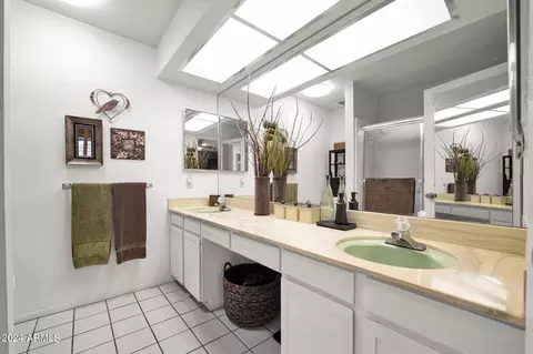 Bath - 6024 N 10th Ave, Phoenix, AZ 85013 photo 1 of 3