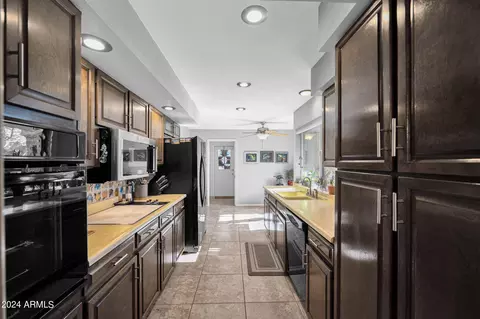 Kitchen - 6024 N 10th Ave, Phoenix, AZ 85013 photo 3 of 4