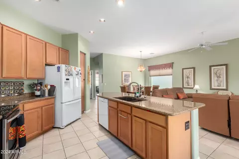 Kitchen - 4661 E Apricot Ln, Gilbert, AZ 85298 photo 5 of 6