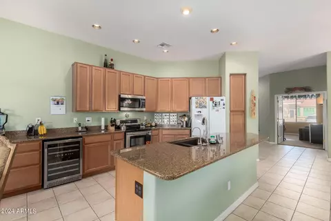Kitchen - 4661 E Apricot Ln, Gilbert, AZ 85298 photo 4 of 6