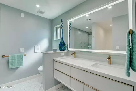 Bath - 6802 N 22nd Pl, Phoenix, AZ 85016 photo 3 of 4