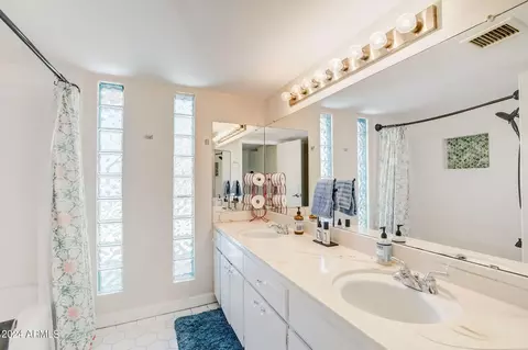 Bath - 6802 N 22nd Pl, Phoenix, AZ 85016 photo 2 of 4