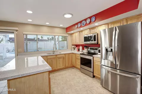 832 E Country Gables Dr, Phoenix, AZ 85022