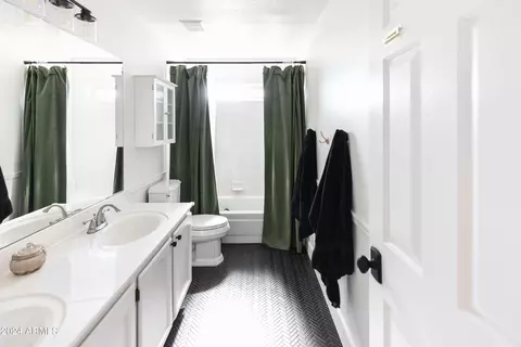 Bath - 18236 N 45th St, Phoenix, AZ 85032 photo 5 of 6