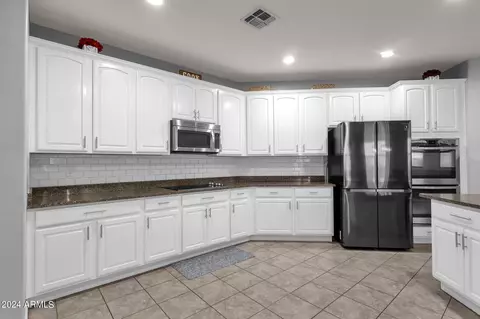Kitchen - 4151 E Nunneley Rd, Gilbert, AZ 85296 photo 5 of 7