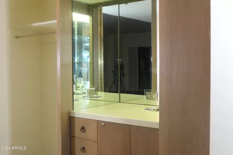 Bath - 2201 N Central Ave #4F, Phoenix, AZ 85004 photo 1 of 8