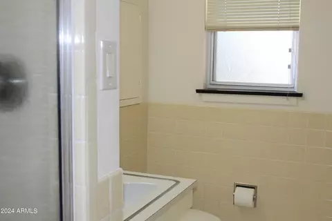 Bath - 2201 N Central Ave #4F, Phoenix, AZ 85004 photo 5 of 8