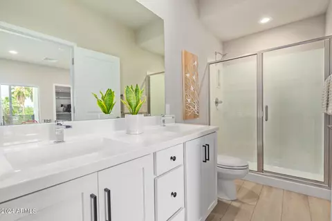 Bath - 2030 E Michigan Ave #19, Phoenix, AZ 85022 photo 2 of 7