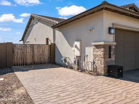 Exterior - 2333 E Chama Dr, Phoenix, AZ 85024 photo 13 of 22