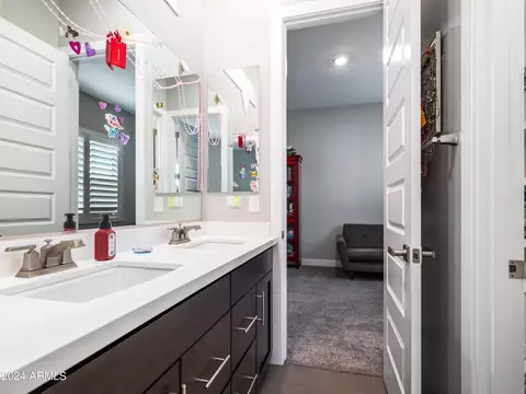Bath - 2333 E Chama Dr, Phoenix, AZ 85024 photo 4 of 8