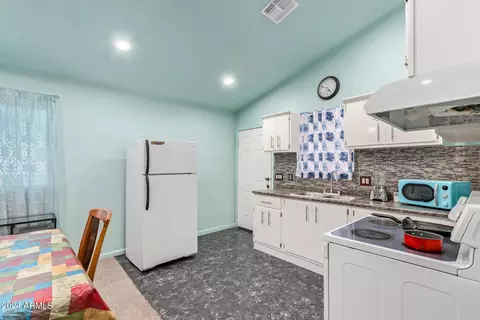 2253 E Saint Catherine Ave, Phoenix, AZ 85042 photo 10