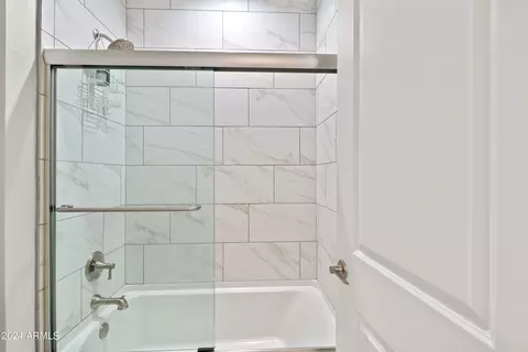 Bath - 6631 E Libby St, Phoenix, AZ 85054 photo 3 of 8