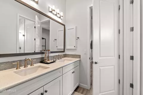 Bath - 6631 E Libby St, Phoenix, AZ 85054 photo 1 of 8